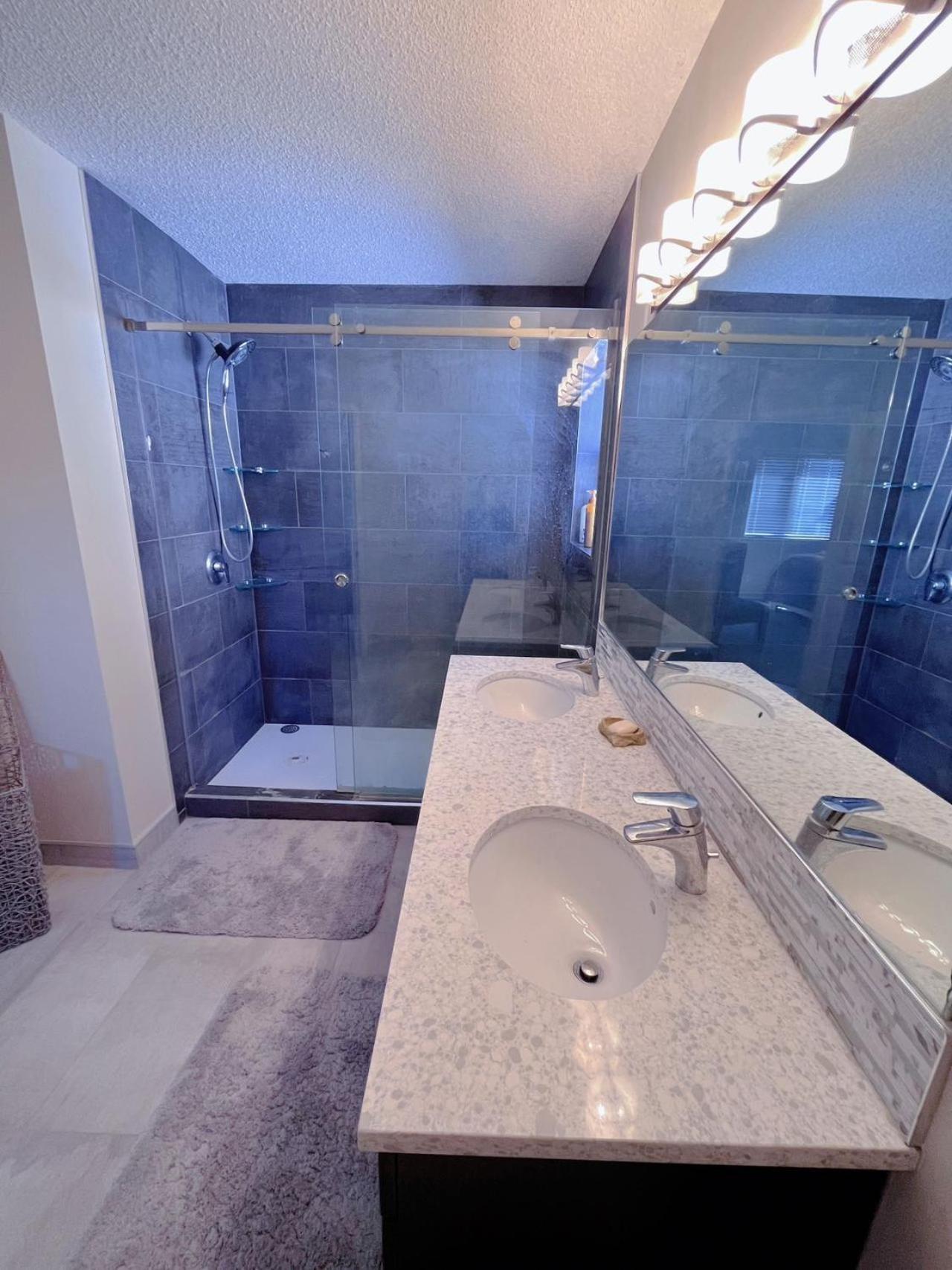 Best Garden House&3 Mins Bus Station Close C-Train&Free Parking YYC Habitación foto